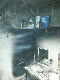 Estado en el que quedó el baño, tras el incendio. Foto: aG