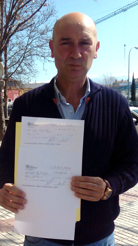 José Luis Castillo, con parte de los documentos que aportará como pruebas. Foto: N. S. L. 