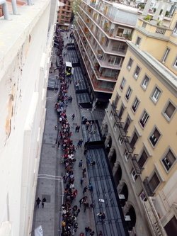 Vistas de la cola de gente para el casting de 'El Príncipe' desde la planta más alta del Hotel Meliá. Foto: Antonio Ropero