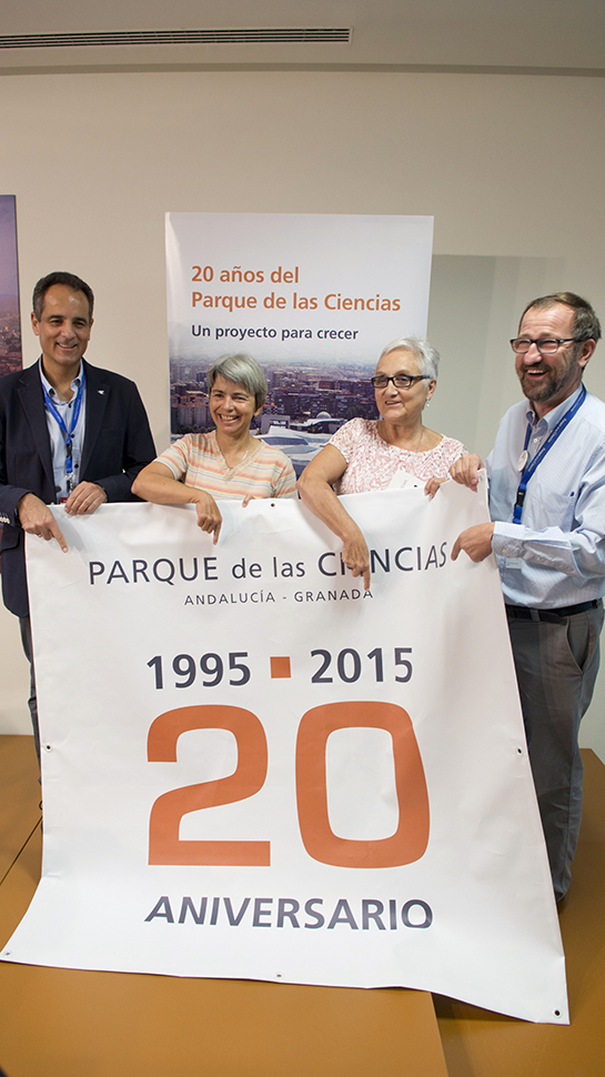 El equipo científico del XX Aniversario junto a Ernesto Páramo. Foto: aG