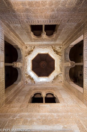  En el interior de la Torre de las Infantas se concentra una decoración que reviste una complejidad arquitectónica convirtiéndose en un ejemplo de la gran habilidad de la arquitectura nazarí. Foto: Patronato de la Alhambra y el Generalife