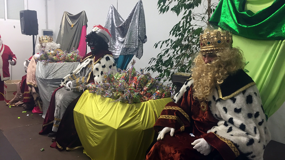 VALDERRUBIO. El Ayuntamiento tuvo que decantarase por suspender la cabalgata de Reyes ante la lluvia que hizo acto de presencia. Los niños pudieron disfrutar de los Reyes Magos de cerca y pedirles los regalos que querían de primera mano en un sitio cubierto. [VER GALERÍA]