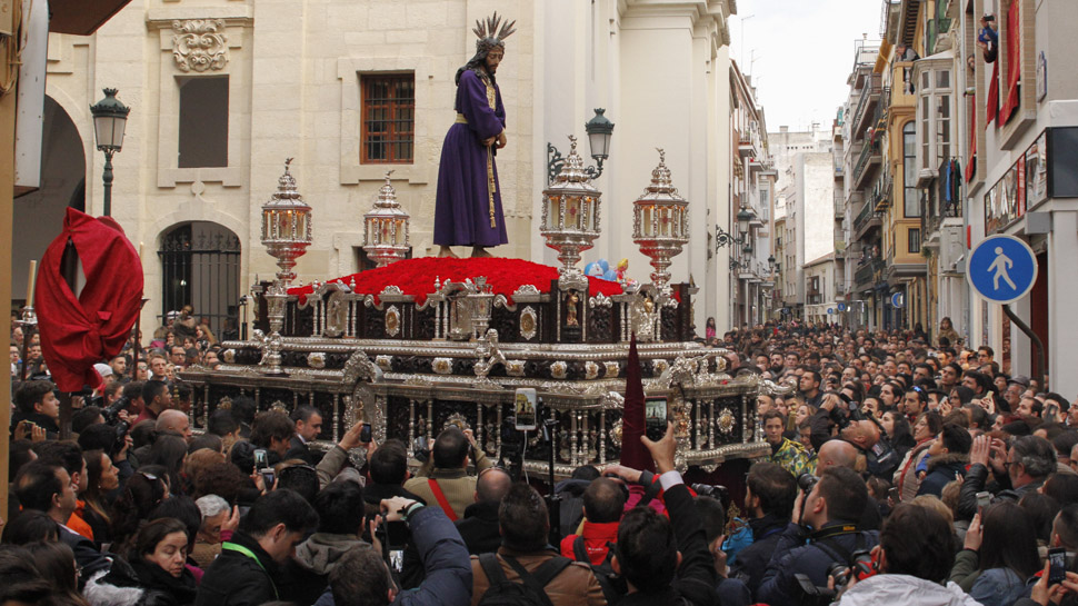 Las calles de Granada se impregnaron de los claveles rojos y el morado cardenal del Rescate. Foto: Álex Cámara