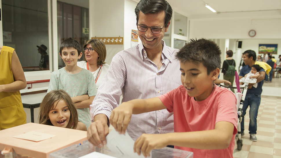 Uno de los momentos simpáticos del día lo ha protagonizado el alcalde de Granada, Francisco Cuenca, quien acompañado de sus hijos ha dejado que sean ellos los que depositaran el voto en la urna. Foto: Alejandro Romero