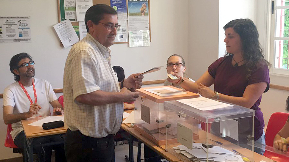 El presidente de Diputación, José Entrena, ha depositado su voto en Villanueva Mesía, su localidad natal. 
