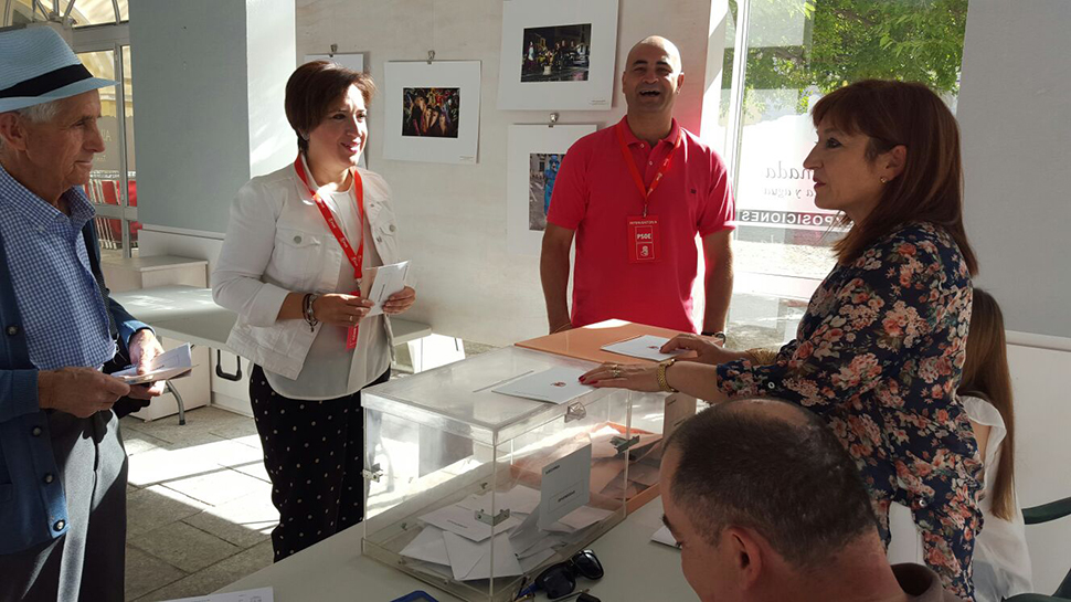La delegada del Gobierno andaluz en Granada, Sandra García, ha votado como de costumbre en Alhama de Granada. 