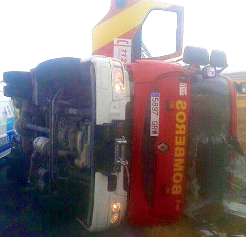 El camión volcó sobre la vía A325. Foto: Protección Civil Granada