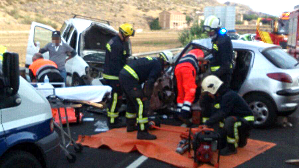 Los bomberos han tenido que actuar para ayudar a los heridos. Foto: aG