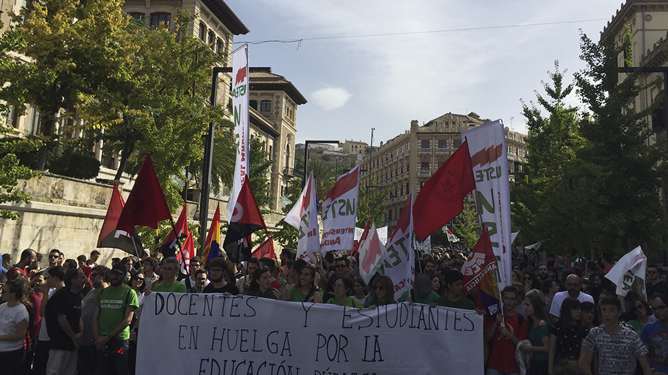 Los estudiantes que se han movilizado han realizado una parada frente a la Delegación de la Junta en Granada. Foto: N.S.L.