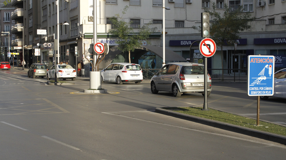 Un cartel avisa a los conductores de que el semáforo está controlado por cámara. Foto: Álex Cámara