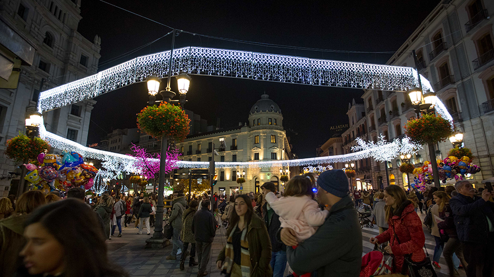 Las luces navideñas ya iluminan las calles de Granada, llenas este viernes con el encendido. Foto: Ferminius.es