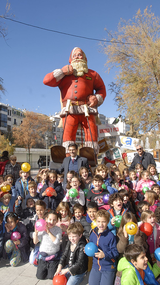El alcalde de Granada ha asistido junto a pequeños a la llegada de este 'Santa Claus'. Foto: Javier Algarra