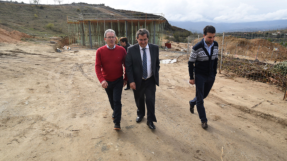 El presidente ha estado acompañado del alcalde de la localidad. Foto: Julio Grosso (Dipgra)