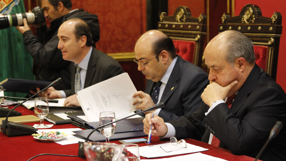 Imagen de archivo, de García Montero, Pérez y Torres Hurtado, durante un pleno en el Ayuntamiento. Foto: Álex Cámara