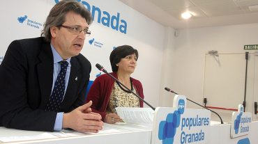 El PP acusa al alcalde de Pinos Puente, del PSOE, de contratar a dos trabajadores de forma irregular