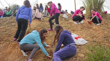 Adolescentes de Huétor Tájar plantan 120 árboles