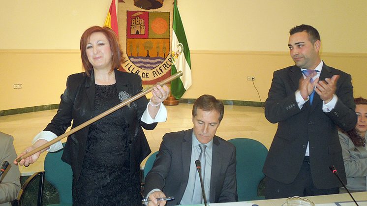 La nueva alcaldesa, Inmaculada López, con el bastón de mando. Foto: Luis F. Ruiz