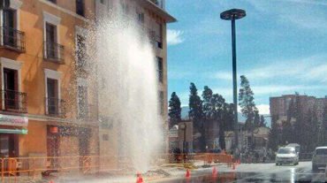Las obras de la LAC rompen una tubería que lanza agua a 8 metros de altura