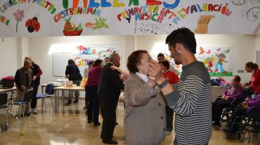Jóvenes y mayores de Pinos Puente celebran una Fiesta de la Primavera intergeneracional