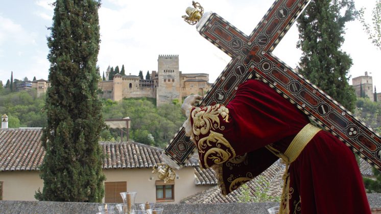 Otra de las bellas estampas de la Semana Santa de Granada: Jesús de la Amargura y la Alhambra. Foto: Alex Cámara