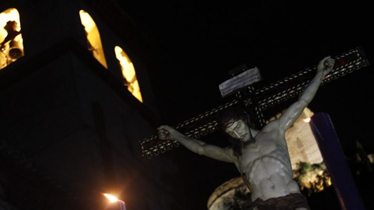 Las calles de Granada oscurecieron ante la imagen del Cristo de la Misericordia. Foto: Álex Cámara