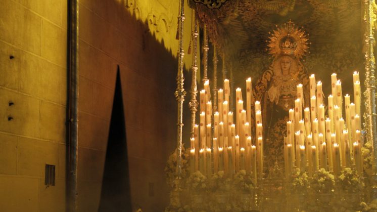 El paso de María Santísima del Mayor Dolor, en el pasaje Diego de Siloé. Foto: Álex Cámara