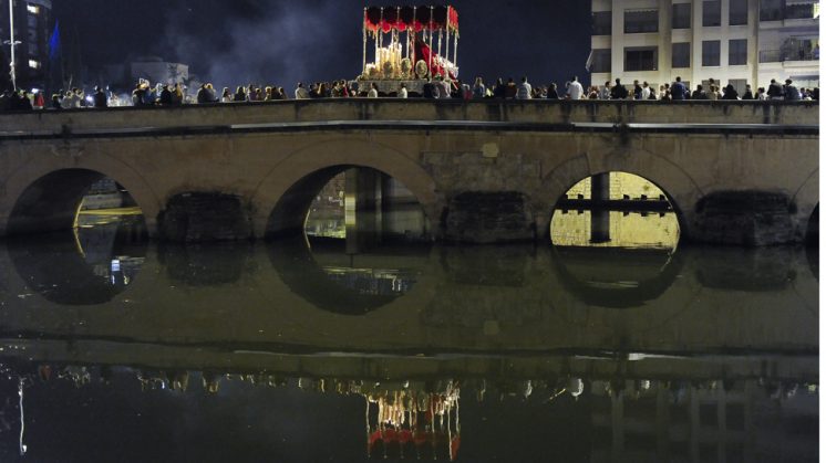 La Virgen de la Caridad, ofreciendo una imagen emotiva en el Puente Romano de regreso. Foto: Alejandro Romero