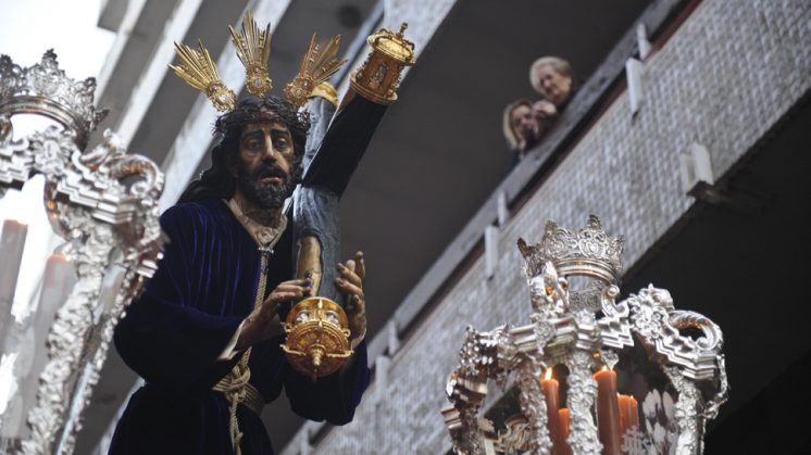 Jesús Nazareno, con paso imponente y silente, por las calles de Granada. Foto: Alejandro Romero