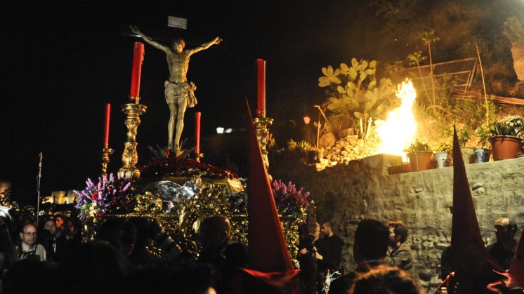 Las hogueras volvieron a ser protagonistas en el regreso del Cristo de los Gitanos. Foto: Alejandro Romero