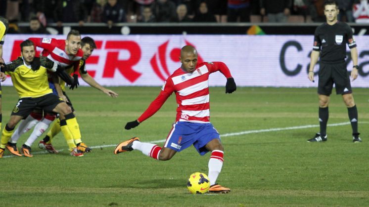 Brahimi lanza el penalti del gol del Granada en el partido de la primera vuelta. Foto: Álex Cámara