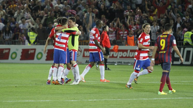 Los jugadores del Granada celebran en una piña la victoria de esta noche. Foto: Álex Cámara