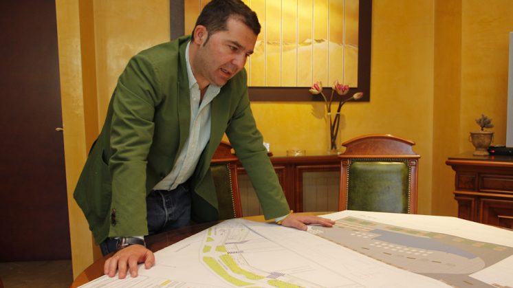 El alcalde de Maracena, Noel López, muestra algunos de los proyectos que desarrolla en el municipio. Foto: Álex Cámara
