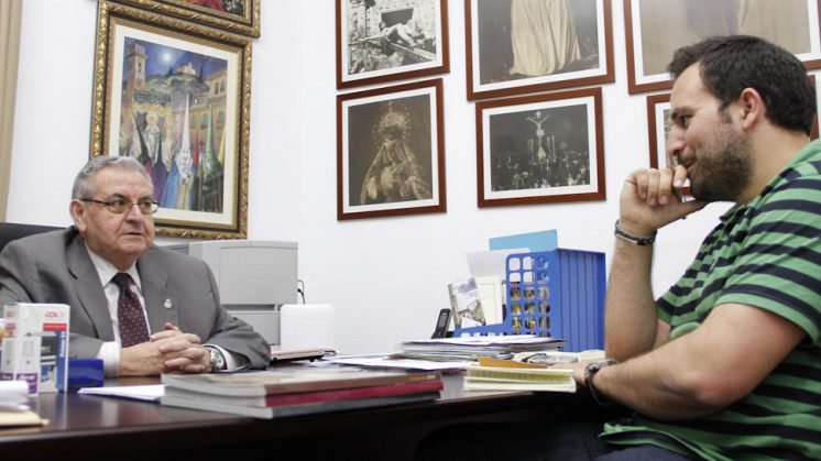 Antonio Martín responde a las preguntas en su despacho. Foto: Álex Cámara