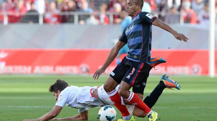El Arabi pugna un balón con un jugador del Sevilla. Foto: Agencia LOF