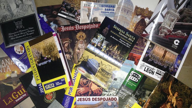 Algunas de las guías editadas este y otros años de la Semana Santa de Granada. Foto: L. F. R. 