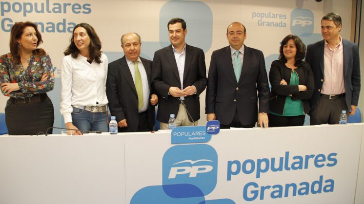 El presidente del PP en Andalucía, Juan Manuel Moreno, en el centro de la imagen. Foto: Álex Cámara