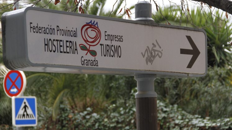 Letrero de la patronal hostelera granadina. Foto: Álex Cámara