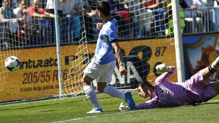 El delantero del Málaga Juanmi anota el cuarto gol al Granada. Foto: Agencia LOF
