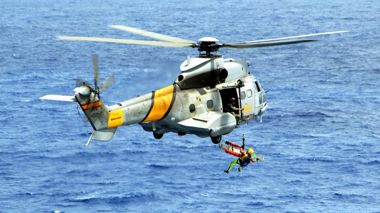 Los trabajos siguen en el mar por aire. Foto: Ministerio de Defensa 