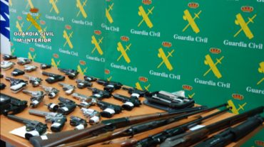 Detenidas tres personas en Granada por la venta de armas en Internet