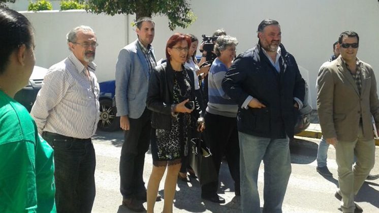 Momento de la visita de la delegada (centro), acompañada por el alcalde de Albolote, entre otros. Foto: Plataforma Cole Nuevo Ya!!!