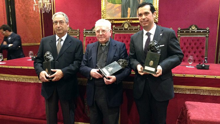 Los tres galardonados, con su premio. Foto: Luis F. Ruiz