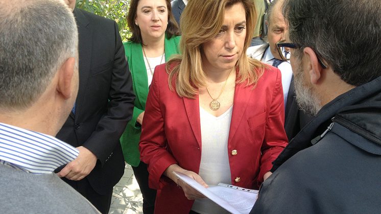 Momento en el que los funcionarios entregan la documentación a Susana Díaz. Foto: Luis F. Ruiz