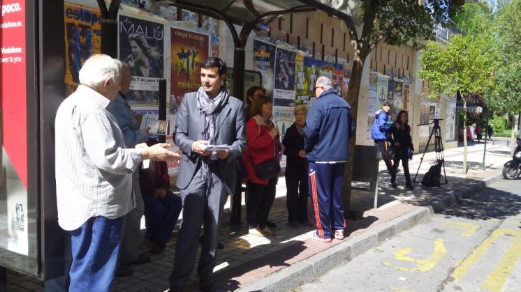 Los vecinos de Genil recogen firmas contra el plan de Movilidad del PP que recorta varías líneas de autobús