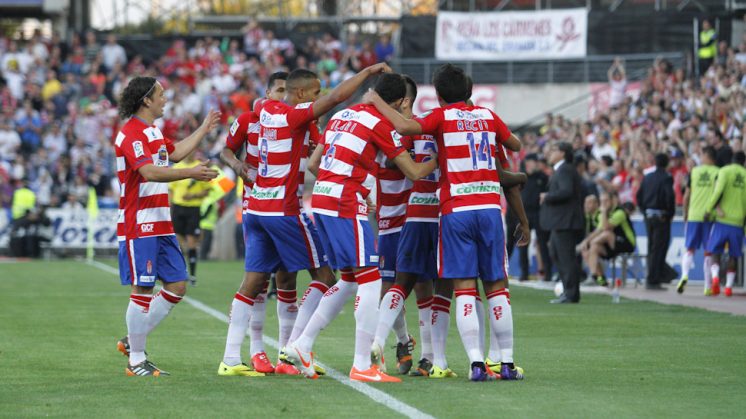 Los jugadores del Granada celebran el gol frente al Barça. Foto: Álex Cámara