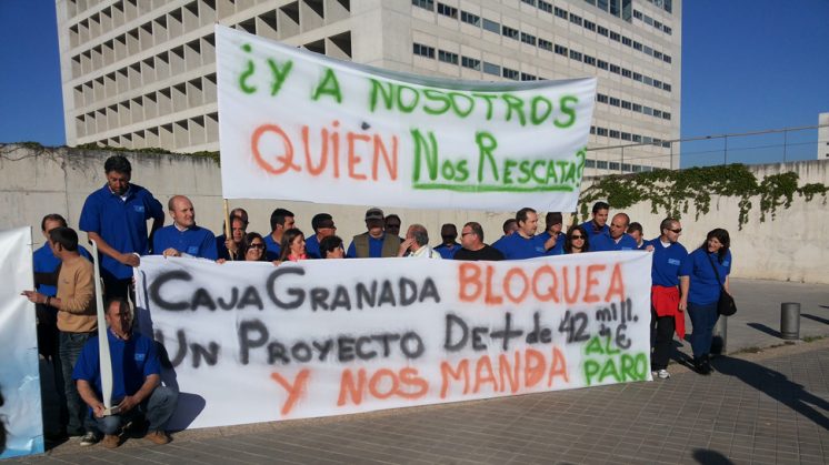 Trabajadores de Eozen se concentran para pedir a Caja Granada que financie