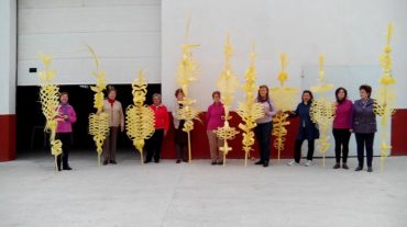 Las mujeres de Montefrío recuperan las tradicionales palmas de Semana Santa