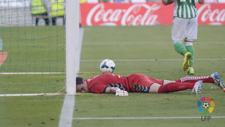 Jaime, meta del Valladolid, se lamenta de un gol recibido en la última jornada. Foto: LFP