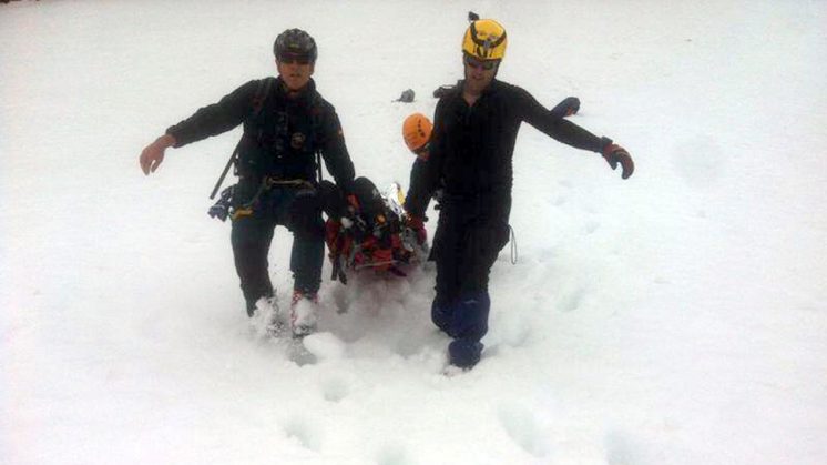 La Guardia Civil rescató con vida al alpinista. Foto: Twiter @OPCGranada