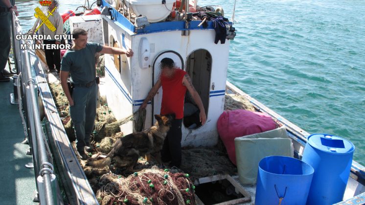 Detenidas tres personas por transportar hachís en una embarcación pesquera
